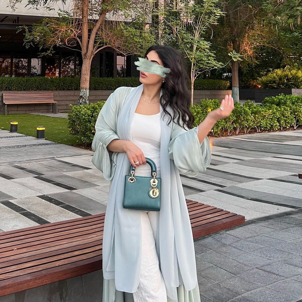 Women's Muslim robe Dubai wearing shiny silk dress